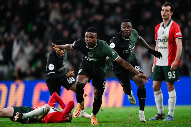 Джон Кордоба и Мозес. Футболисты Джон Кордоба и Мозес празднуют незасчитанный гол в матче РПЛ «Краснодар» — «Локомотив» (0:0). 8 декабря. Краснодар.