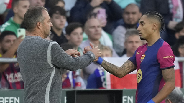 Ханси Флик и Рафинья («Барселона»).