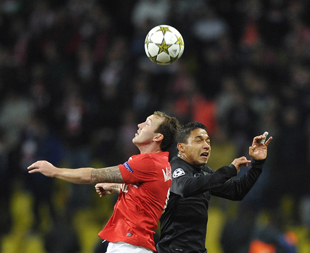 Эйден Макгиди против Эмилио Исагирре в матче «Спартак» — «Селтик» (2:3).2 октября 2012 года. Эйден Макгиди против Эмилио Исагирре в матче «Спартак» — «Селтик» (2:3).2 октября 2012 года.