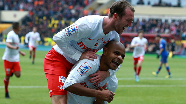 Футболисты «Спартака» Эйден Макгиди и Ари. Футболисты «Спартака» Эйден Макгиди и Ари.