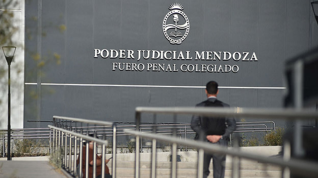 Вид на уголовный суд Мендосы перед совещательным слушанием по делу французских регбистов Уго Аураду и Оскара Джегу. Вид на уголовный суд Мендосы перед совещательным слушанием по делу французских регбистов Уго Аураду и Оскара Джегу