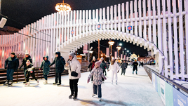 Люди на катке ВДНХ