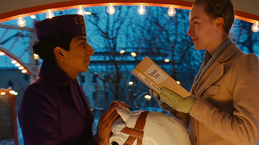 Кадр из фильма «Отель «Гранд Будапешт» / реж. Уэс Андерсон / Searchlight Pictures