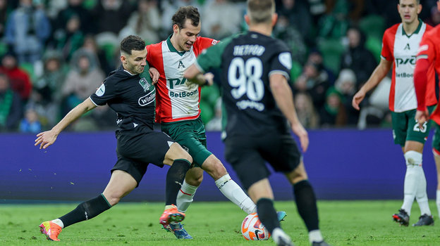 Эдуард Сперцян и Артем Карпукас. Футболисты Эдуард Сперцян и Артем Карпукас в матче РПЛ «Краснодар» — «Локомотив» (0:0). 8 декабря. Краснодар