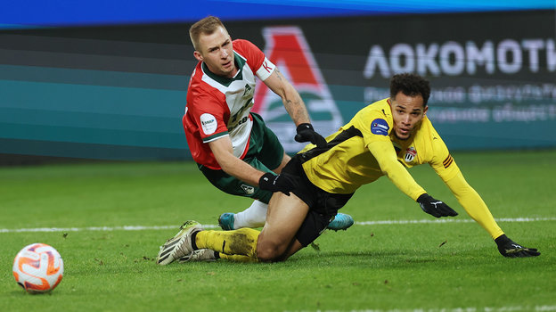 Дмитрий Баринов и Ориньо. Футболисты Дмитрий Баринов и Ориньо в матче РПЛ «Локомотив» — «Химки». 1 декабря 2024 года