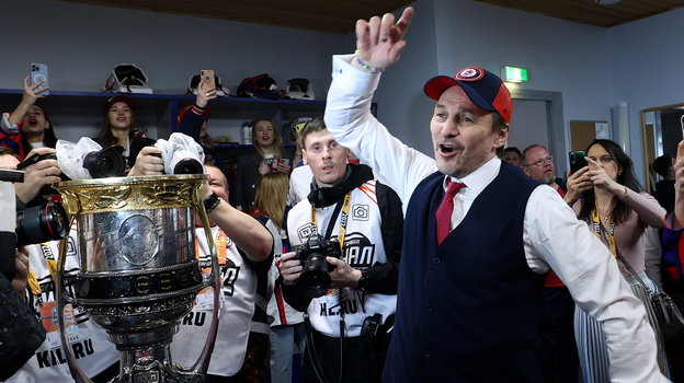 Сергей Федоров празднует победу в Кубке Гагарина в 2022 году. Главный тренер ЦСКА Сергей Федоров празднует победу в Кубке Гагарина в 2022 году.