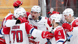 Хоккеисты «Локомотива» Егор Сурин, Байрон Фрейз, Александр Елесин и Рушан Рафиков празднуют забитую шайбу в матче против «Спартака» (2:0). 12 ноября. Москва