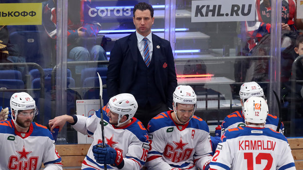 Роман Ротенберг и хоккеисты СКА. Главный тренер СКА Роман Ротенберг и хоккеисты команды