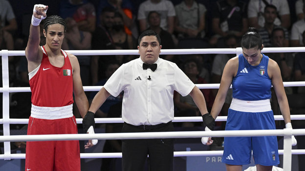 Иман Хелиф празднует победу в бою против Анджелой Карини. Боксерша Иман Хелиф празднует победу в бою против Анджелой Карини на Олимпиаде в Париже 1 августа 2024 года