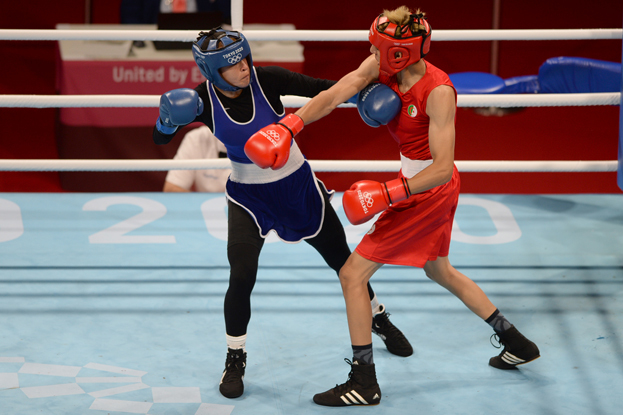 Иман Хелиф (справа) и Марием Хомрани на Олимпиаде в Токио. Боксерши Марием Хомрани и Иман Хелиф на Олимпиаде в Токио.