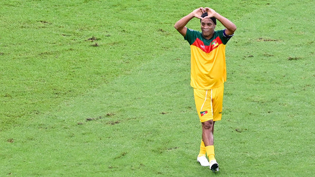 Роналдиньо. Бразильский футболист Роналдиньо.