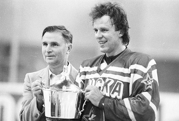 Виктор Тихонов и Вячеслав Фетисов с Кубком СССР. 1988 год. Виктор Тихонов и Вячеслав Фетисов с Кубком СССР. 1988 год.