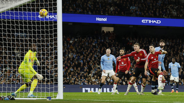 Йошко Гвардиол забивает гол в ворота «МЮ». Футболист «Манчестер Сити» Йошко Гвардиол забивает гол в ворота «МЮ»