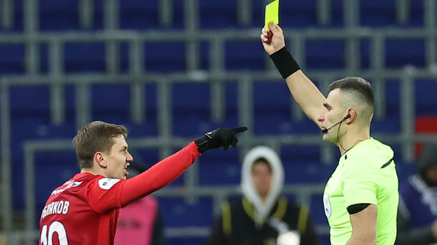 Судья Алексей Сухой показал желтую карточку Ивану Облякову.