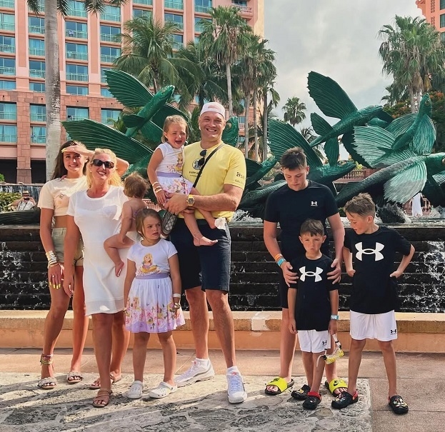 Тайсон Фьюри и его жена Пэрис с детьми. Боксер Тайсон Фьюри и его жена Пэрис с детьми