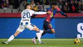 Футболисты Хави Эрнандес и Ламин Ямаль в матче «Барселона» — «Леганес» (0:1). 15 декабря. Барселона