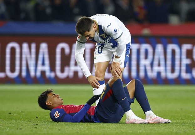 Ламин Ямаль и Хави Эрнандес. Футболисты Ламин Ямаль и Хави Эрнандес в матче «Барселона» — «Леганес» (0:1). 15 декабря. Барселона