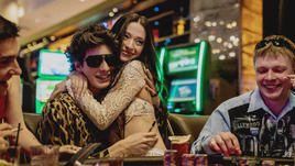 Кадр из фильма «Анора», реж. Шон Бэйкер, Cre Film Film, Nation Entertainment