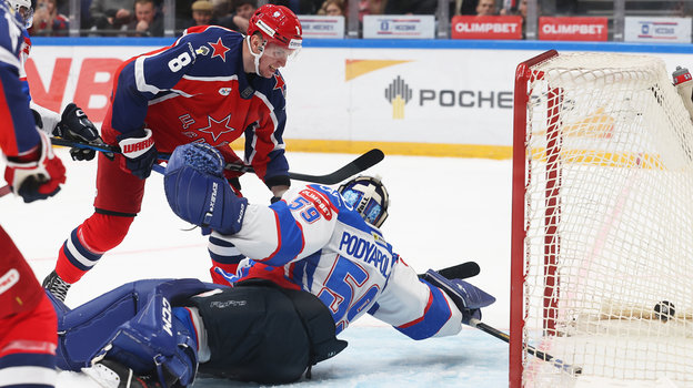 Егор Фатеев и Владислав Подъяпольский. Хоккеисты Егор Фатеев и Владислав Подъяпольский в матче КХЛ ЦСКА — «Лада» (4:1). 10 ноября 2024 года. Москва.