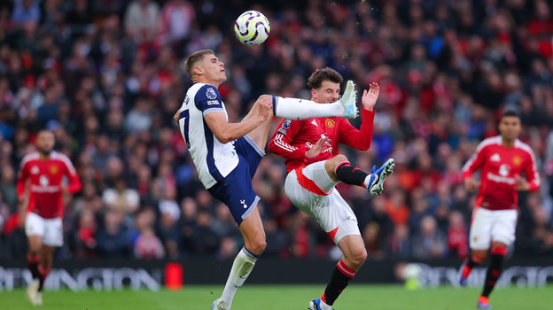 Микки ван де Вен и Мэйсон Маунт в матче «Манчестер Юнайтед» — «Тоттенхэм».