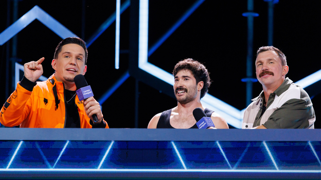 Ведущие Дмитрий Масленников и Василий Артемьев с американским атлетом Кевином Карбоном.