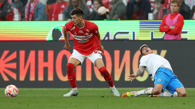 Даниил Хлусевич против Хорхе Карраскаля в матче «Спартак» — «Динамо» (2:2). Даниил Хлусевич против Хорхе Карраскаля в матче «Спартак» — «Динамо» (2:2).