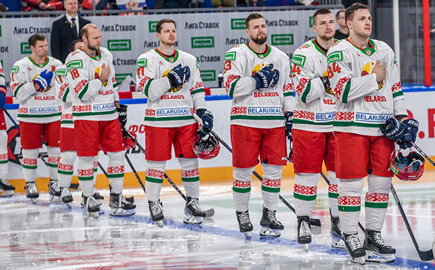 Хоккеисты сборной Белоруссии слушают гимн страны.