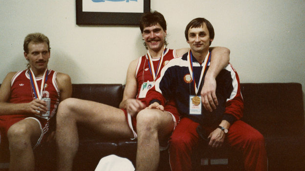 Баскетболисты сборной СССР Римас Куртинайтис, Арвидас Сабонис и врач Василий Аврамченко во время Олимпиады 1988 года в Сеуле. Баскетболисты сборной СССР Римас Куртинайтис, Арвидас Сабонис и врач Василий Аврамченко во время Олимпиады 1988 года в Сеуле.