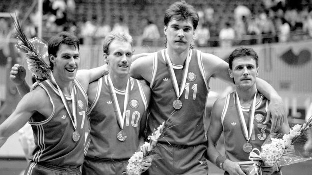 Шарунас Марчюленис, Римас Куртинайтис, Арвидас Сабонис и Вальдемарас Хомичюс после победы на Олимпиаде-1988 в Сеуле. Сборная СССР по баскетболу. Шарунас Марчюленис, Римас Куртинайтис, Арвидас Сабонис и Вальдемарас Хомичюс. Олимпиада в Сеуле. 1988 год