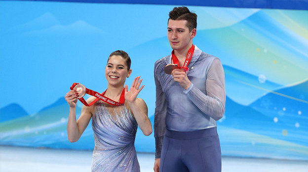 Анастасия Мишина и Александр Галлямов с бронзой Олимпиады-2022. Российские фигуристы Анастасия Мишина и Александр Галлямов с бронзовыми медалями на Олимпийских играх 2022 в Пекине.