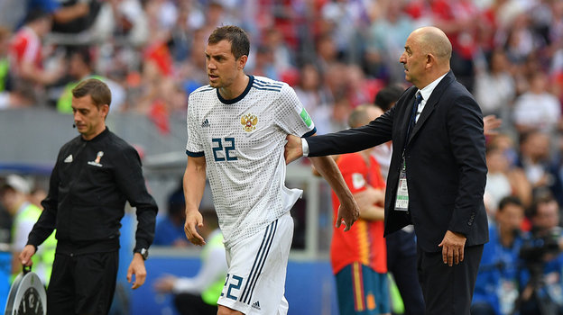 Главный тренер сборной России Станислав Черчесов и Артем Дзюба в матче против Испании на чемпионате мира 2018 года. Главный тренер сборной России Станислав Черчесов и Артем Дзюба в матче против Испании на чемпионате мира 2018 года.