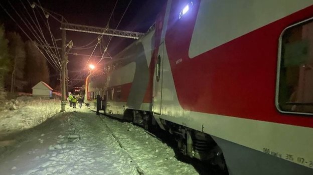 Поезд сошел с рельс после столкновения в Мурманской области.