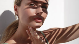 Девушка под пальмовой ветвью.