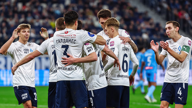 Футболисты «Крыльев Советов» празднуют победу в матче против «Зенита» (2:3). Футболисты «Крыльев Советов» празднуют победу в матче против «Зенита» (2:3).