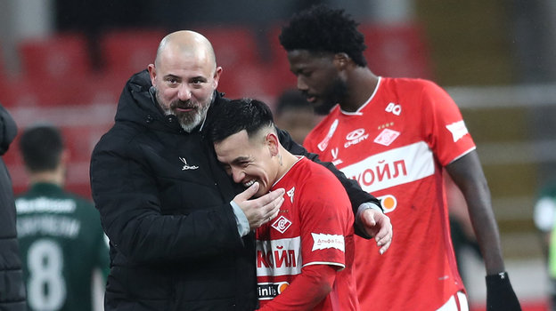 Деян Станкович, Эсекиэль Барко и Шамар Николсон. Главный тренер «Спартака» Деян Станкович и футболисты Эсекиэль Барко и Шамар Николсон.