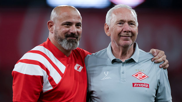 Деян Станкович и Олег Романцев. Главный тренер «Спартака» Деян Станкович и бывший тренер «Спартака» Олег Романцев.