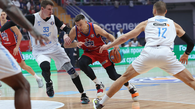 Алекса Аврамович (с мячом) в матче ЦСКА — «Зенит». Алекса Аврамович в матче ЦСКА — «Зенит».