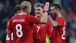 Футболисты сборной России: Никита Кривцов, Андрей Мостовой и Лечи Садулаев празднуют гол в матче Россия — Бруней (11:0)