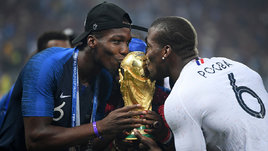 Поль и Матиас Погба празднуют победу Франции на Чемпионате мира 2018 года.