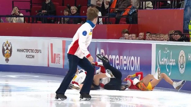 Столкновение танцоров Елизаветы Шичиной, Павла Дрозда, Анны Щербаковой и Егора Гончарова.