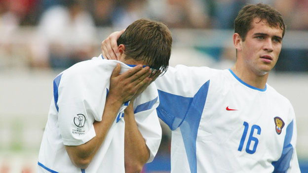 Александр Кержаков (справа) утешает Дмитрия Сычева после поражения в матче Бельгия — Россия (3:2). Александр Кержаков (справа) утешает Дмитрия Сычева после поражения в матче Бельгия — Россия (3:2). 14 июня 2002 года.