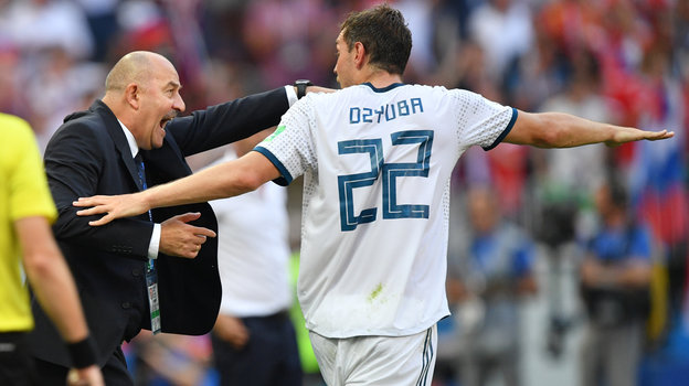 Станислав Черчесов и Артем Дзюба. Станислав Черчесов и Артем Дзюба в матче Россия — Испания. 1 июля 2018 года. Москва