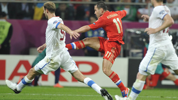 Александр Кержаков (№11) в матче Россия — Чехия (4:1). Футболист Александр Кержаков (№11) в матче Россия — Чехия (4:1). 8 июня 2012 года.