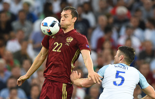 Артем Дзюба и Гари Кэхилл в матче Англия — Россия (1:1). Футболисты Артем Дзюба и Гари Кэхилл в матче Англия — Россия (1:1). 11 июня 2016 года. Марсель.