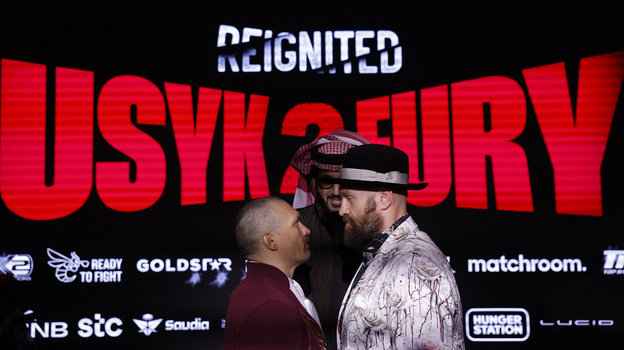 Александр Усик и Тайсон Фьюри: дуэль взглядов после пресс-конференции. Боксеры Александр Усик и Тайсон Фьюри на пресс-конференцией 19 декабря 2024 перед боем