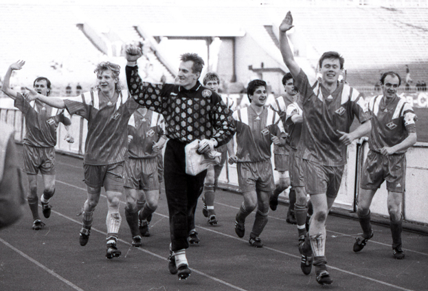 Валерий Масалитин, Владимир Бесчастных, Гинтарас Стауче, Андрей Пятницкий, Рамиз Мамедов, Юрий Никифоров, Игорь Ледяхов, Виктор Онопко (слева направо). Бывший футболисты «Спартака» Валерий Масалитин, Владимир Бесчастных, Гинтарас Стауче, Андрей Пятницкий, Рамиз Мамедов, Юрий Никифоров, Игорь Ледяхов, Виктор Онопко после матча против ЦСКА. 22 мая 1994 года. Москва