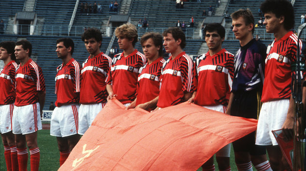 Гинтарас Стауче (второй справа) в составе молодежной сборной СССР. Футболист Гинтарас Стауче в составе молодежной сборной СССР