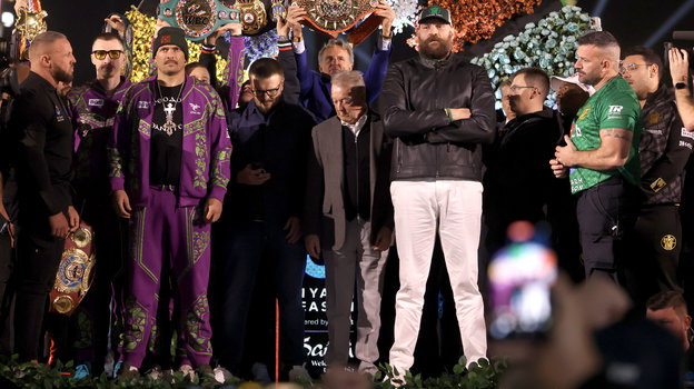 Александр Усик — Тайсон Фьюри: финальная дуэль взглядов после церемонии взвешивания. Александр Усик и Тайсон Фьюри: финальная дуэль взглядов перед реваншем после церемонии взвешивания 20 декабря 2024 года