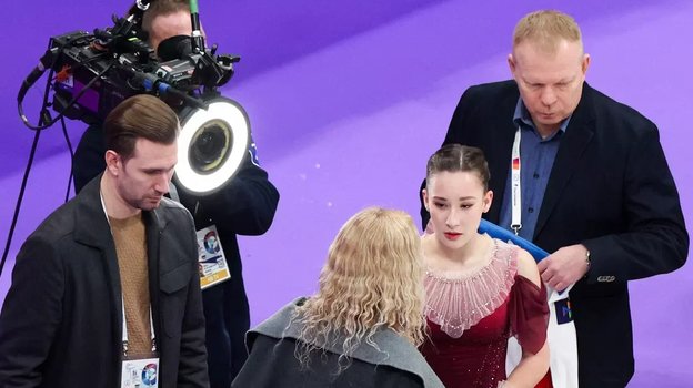 Софья Акатьева выслушивает наставления от Этери Тутберидзе.