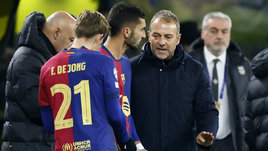 Футболисты «Барселоны» Френки де Йонг, Ферран Торрес и главный тренер Ханс Флик